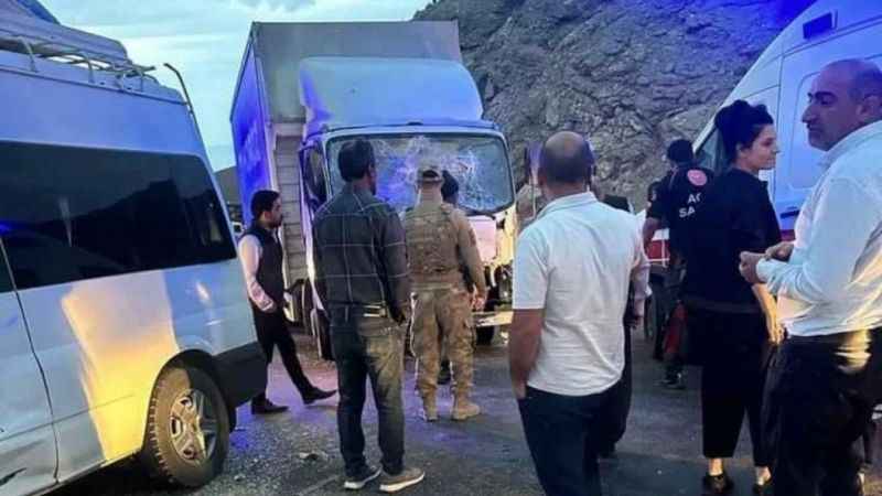 Van’da minibüs ile kamyon çarpıştı: 1 ölü, 7 yaralı Van’da minibüs ile kamyon çarpıştı: 1 ölü, 7 yaralı