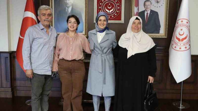 Bakan Göktaş, bilgi yarışmasında 1 milyon lira ödül kazanan Rabia Birsen ile bir araya geldi