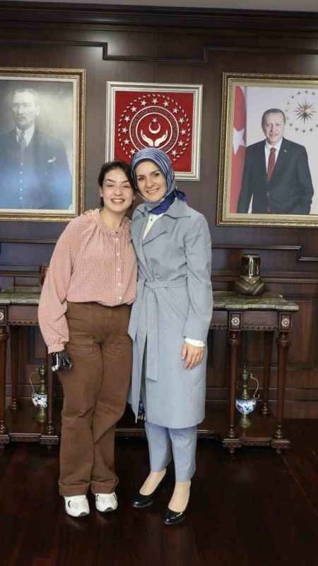 Bakan Göktaş, bilgi yarışmasında 1 milyon lira ödül kazanan Rabia Birsen ile bir araya geldi Bakan Göktaş, bilgi yarışmasında 1 milyon lira ödül kazanan Rabia Birsen ile bir araya geldi