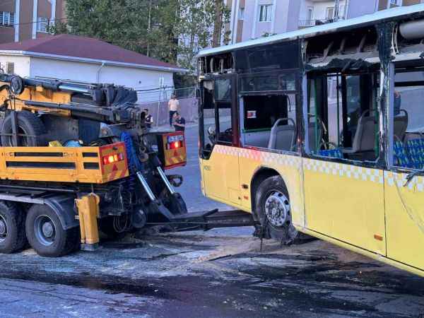 Başakşehir’de devrilen İETT otobüsü kaldırıldı Başakşehir’de devrilen İETT otobüsü kaldırıldı