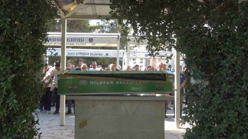Yelkenkanat pilotu gözyaşlarıyla toprağa verildi Yelkenkanat pilotu gözyaşlarıyla toprağa verildi