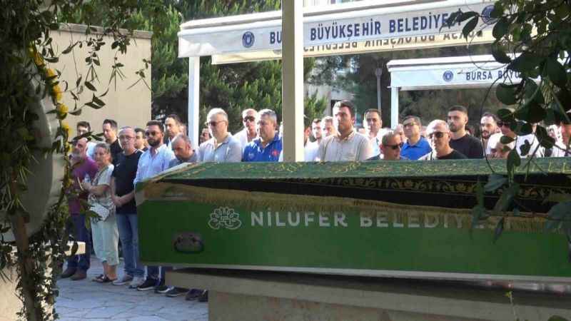 Yelkenkanat pilotu gözyaşlarıyla toprağa verildi Yelkenkanat pilotu gözyaşlarıyla toprağa verildi