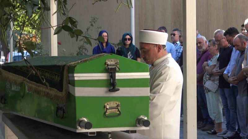 Yelkenkanat pilotu gözyaşlarıyla toprağa verildi Yelkenkanat pilotu gözyaşlarıyla toprağa verildi