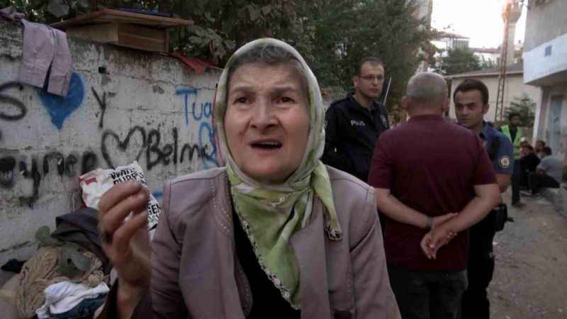 Belediye başkan adayının evinden 15 kamyon çöp çıktı Belediye başkan adayının evinden 15 kamyon çöp çıktı