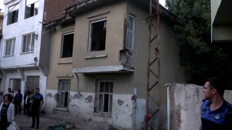 Belediye başkan adayının evinden 15 kamyon çöp çıktı Belediye başkan adayının evinden 15 kamyon çöp çıktı