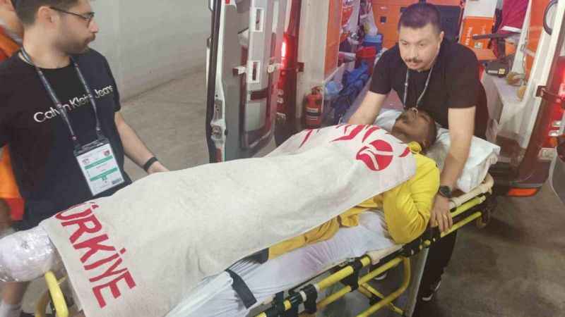 Simon Deli, ayağında kırık şüphesiyle hastaneye kaldırıldı Simon Deli, ayağında kırık şüphesiyle hastaneye kaldırıldı