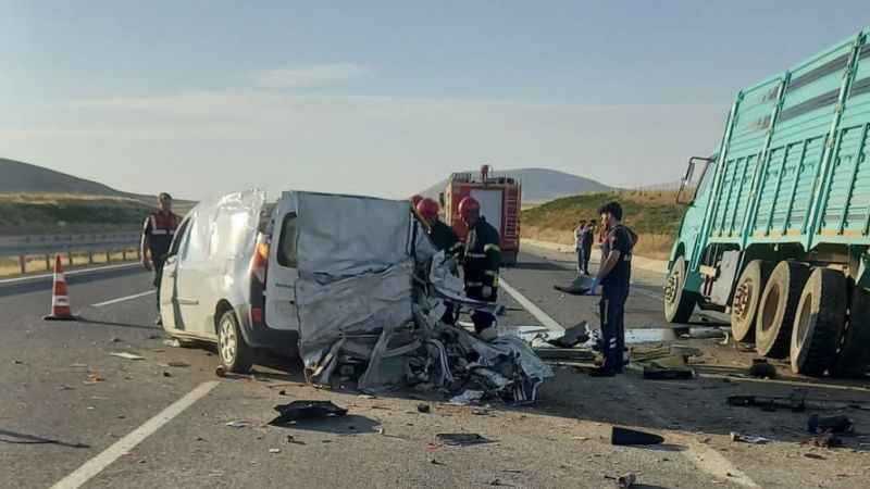 Nevşehir’de hafif ticari araç kamyona arkadan çarptı: 2 ölü Nevşehir’de hafif ticari araç kamyona arkadan çarptı: 2 ölü