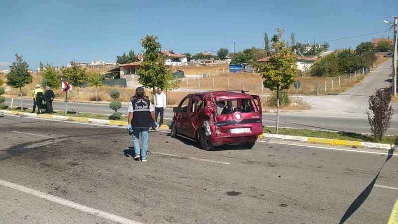 Çorum'da ters yöne giren çekici ile ticari araç çarpıştı: 5 yaralı