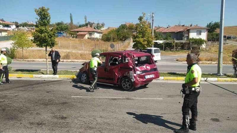 Çorum'da ters yöne giren çekici ile ticari araç çarpıştı: 5 yaralı
