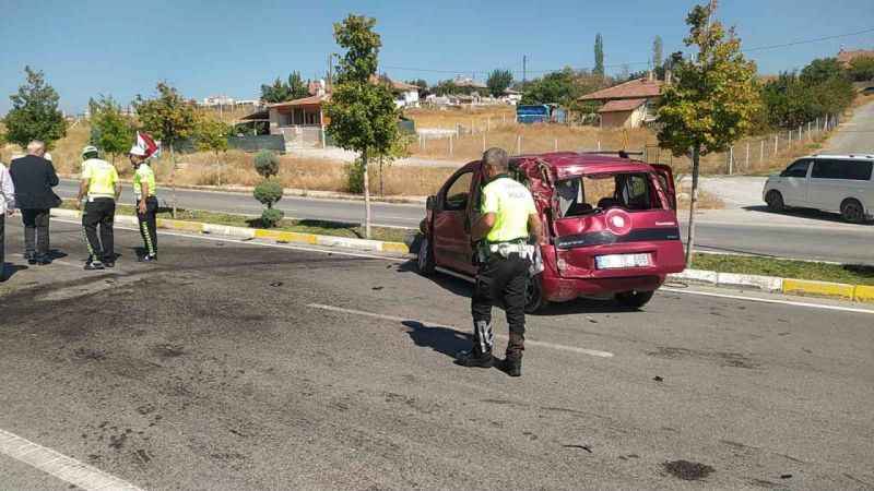 Çorum'da ters yöne giren çekici ile ticari araç çarpıştı: 5 yaralı