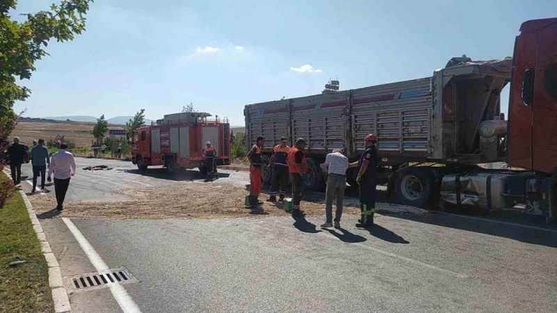 Çorum'da ters yöne giren çekici ile ticari araç çarpıştı: 5 yaralı