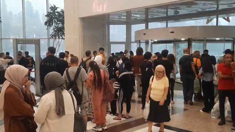Aşırı yağış nedeniyle müşteriler Cevahir Alışveriş Merkezi’nde mahsur kaldı Aşırı yağış nedeniyle müşteriler Cevahir Alışveriş Merkezi’nde mahsur kaldı