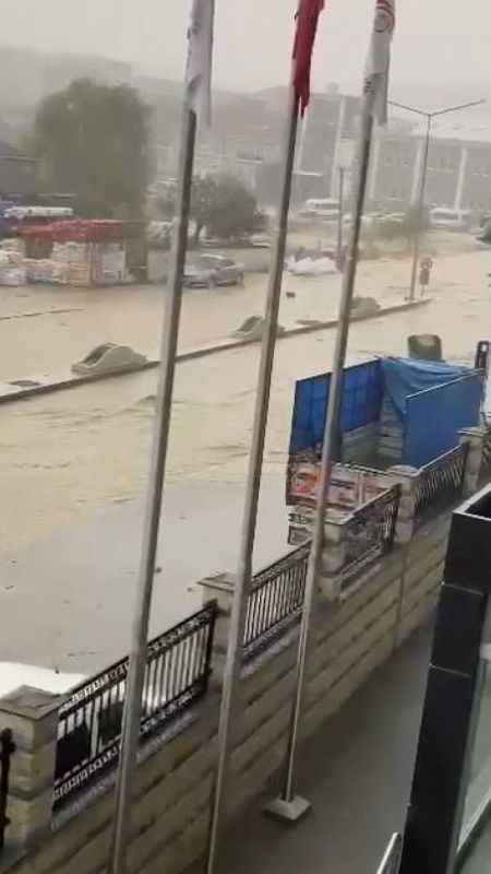 Arnavutköy’de yollar göle döndü, araçlar suya gömüldü, bir evi su bastı Arnavutköy’de yollar göle döndü, araçlar suya gömüldü, bir evi su bastı
