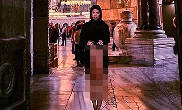 Ayasofya’da çıplak poz veren  manken hakkında yakalama kararı