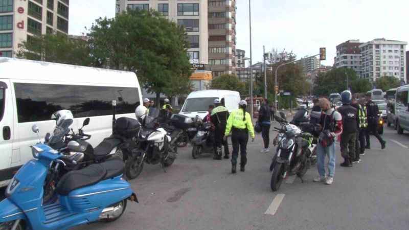 Kadıköy’de motosiklet sürücülerine denetim yapıldı, 3 motosiklet bağlandı