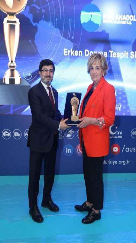 Kuzey Marmara Otoyolu 'Ulaşımda Aklın Yolu Ödülü'nün sahibi oldu Kuzey Marmara Otoyolu 'Ulaşımda Aklın Yolu Ödülü'nün sahibi oldu