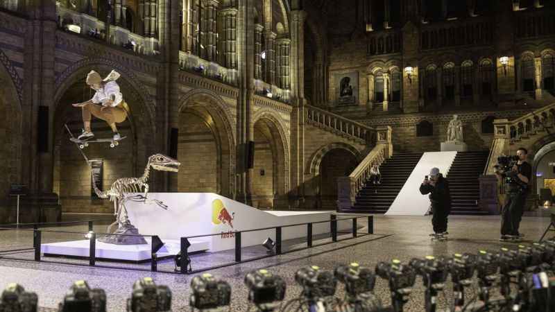Canon Kameraları, Red Bull’un ‘Müzede Kaykay Özel Gösterisi’ni Ölümsüzleştirdi Canon Kameraları, Red Bull’un ‘Müzede Kaykay Özel Gösterisi’ni Ölümsüzleştirdi