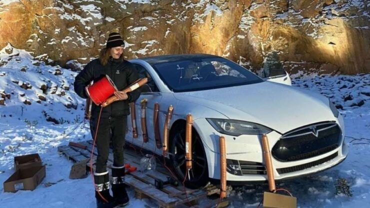 Tesla marka aracını dinamitle patlattı