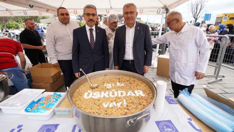 Üsküdar'da 10 bin kişiye aşure ikram edildi Üsküdar'da 10 bin kişiye aşure ikram edildi