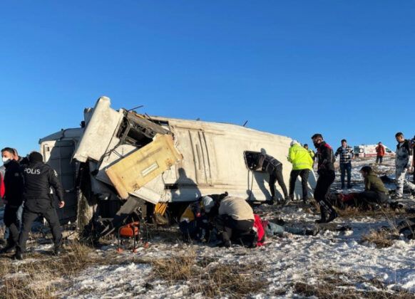 Öğrenci Midibüsü Devrildi