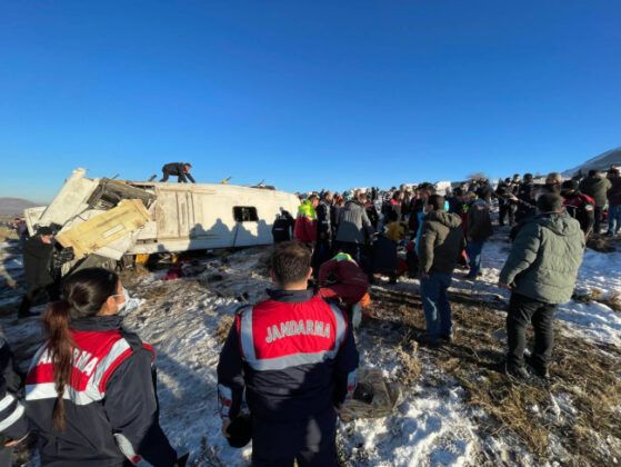 Öğrenci Midibüsü Devrildi