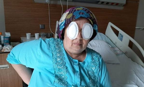 Oda arkadaşı gözlerini oydu