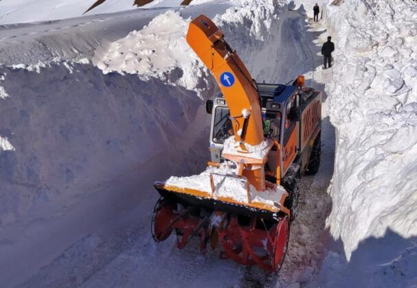 Kar iş makinalarının boyunu geçti..