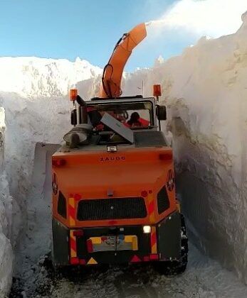 Kar iş makinalarının boyunu geçti..