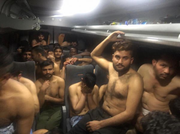 Yarı çıplak gönderdiler