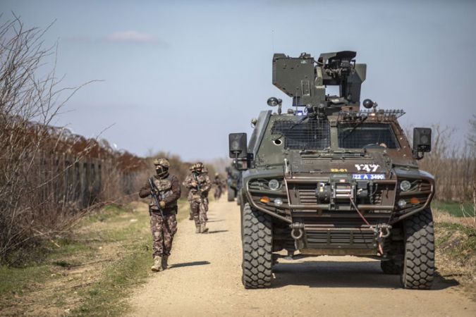 Özel harekat polisleri Meriç Nehri’nde görev alıyor