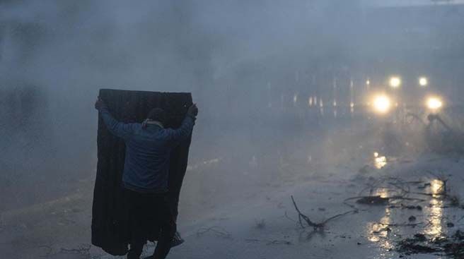 Yunanistan’dan sığınmacılara gaz bombası ve tazyikli suyla müdahale