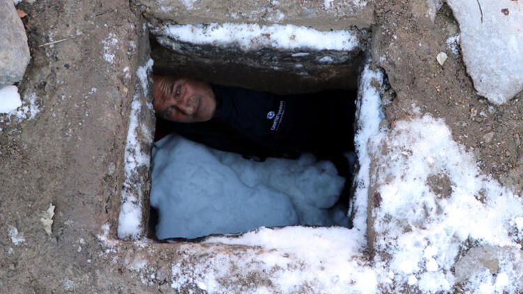 Kuyunun içine girdi, karla doldurdu!