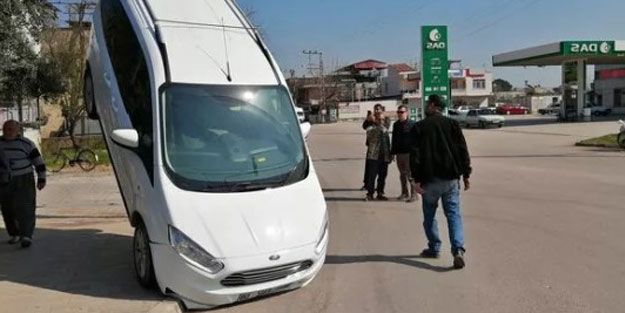 Burası Adana… Araç böyle asılı kaldı
