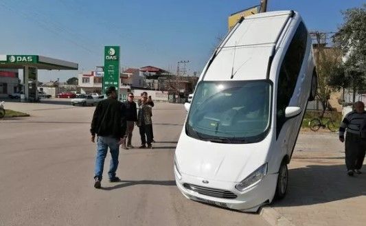 Burası Adana… Araç böyle asılı kaldı