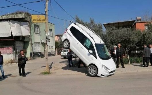 Burası Adana… Araç böyle asılı kaldı