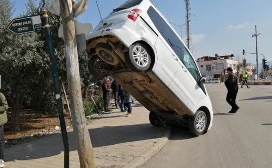 Burası Adana… Araç böyle asılı kaldı