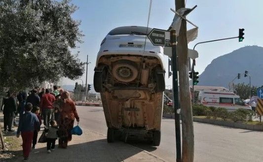 Burası Adana… Araç böyle asılı kaldı