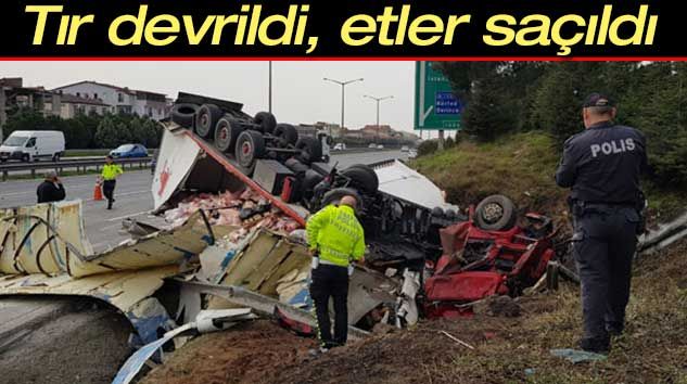 Tır devrildi, etler saçıldı: 2 yaralı!