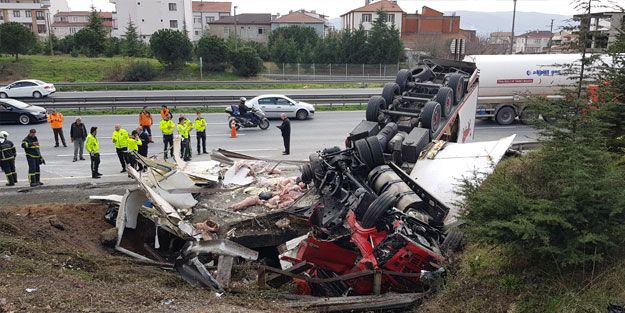 Tır devrildi, etler saçıldı: 2 yaralı!