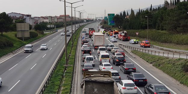 Tır devrildi, etler saçıldı: 2 yaralı!