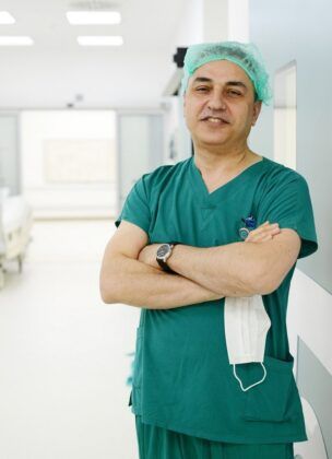 25 cm’LİK DEV TÜMÖRDEN TÜRKİYE’DE KURTULDU!