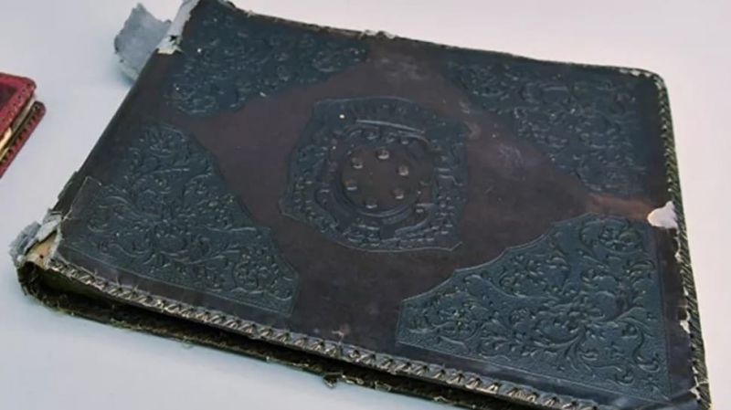 İnsan derisinden albüm yapmışlar