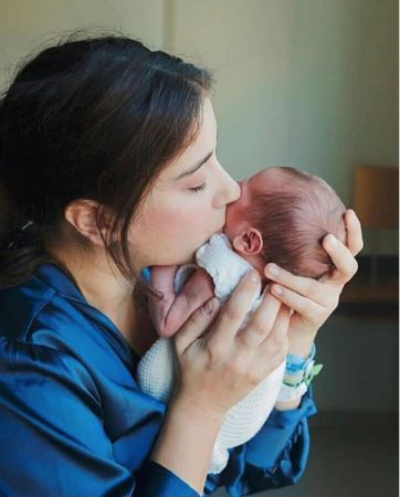 Hazal Kaya Fikret Ali’yi ilk kez paylaştı! İşte mutlu aile pozu Hazal Kaya Fikret Ali’yi ilk kez paylaştı! İşte mutlu aile pozu