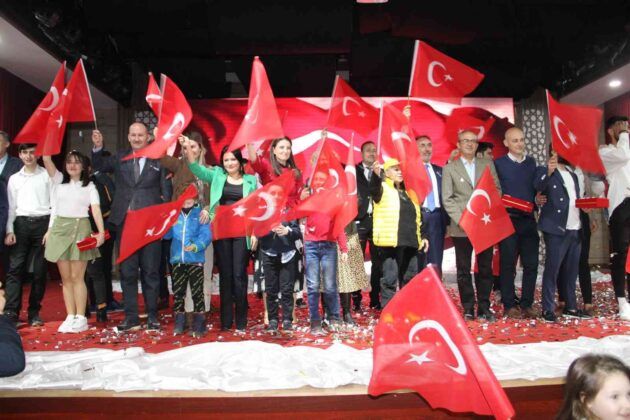 Dünyaya ‘Hocalı’yı anlatan Sevinç’e Manisa’dan onur ödülü