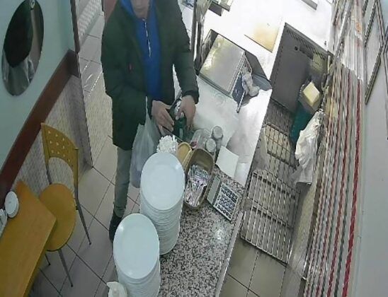 Sadaka kutusunu çaldı, montuna saklayıp kayıplara karıştı Sadaka kutusunu çaldı, montuna saklayıp kayıplara karıştı