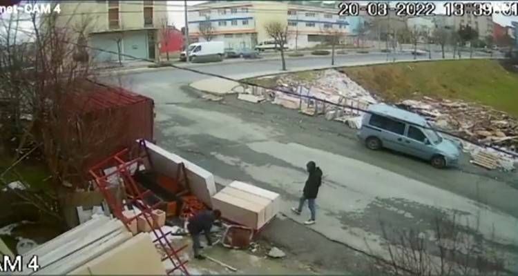 El arabasının içindeki kumu döküp çaldılar