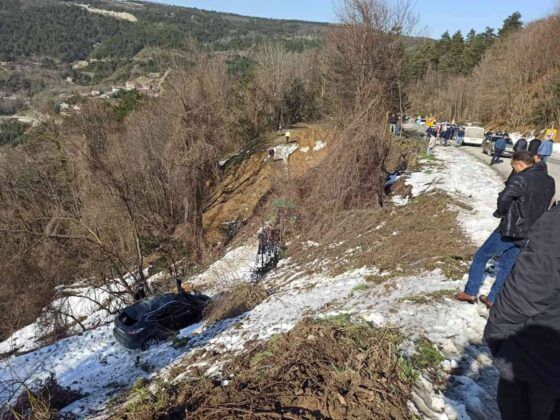 Cip uçuruma yuvarlandı: Şehit annesi ve babası yaralandı