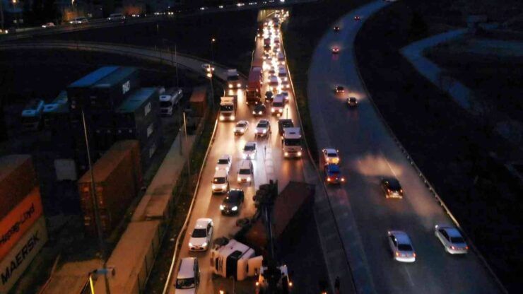 Beylikdüzü’nde kağıt yüklü tır devrildi: 1 yaralı