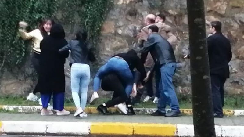 Pendik’te 5 kişi tekme ve taşlarla birbirine girdi Pendik’te 5 kişi tekme ve taşlarla birbirine girdi
