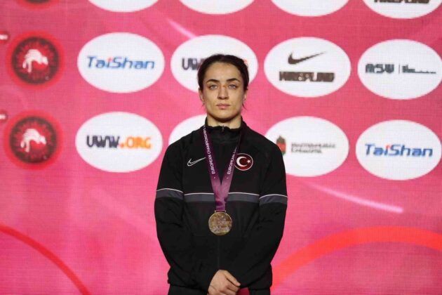 Kadın güreşçilerden 2 altın ve 1 bronz madalya